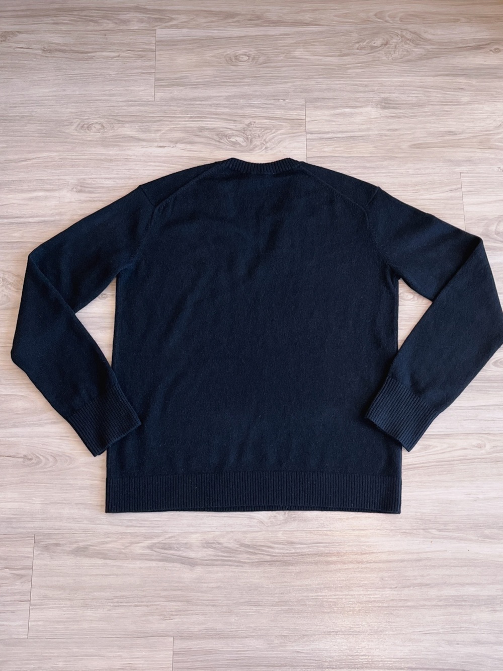 Everlane Black 100% Cashmere V-Neck Sweater - Picture 5 of 5